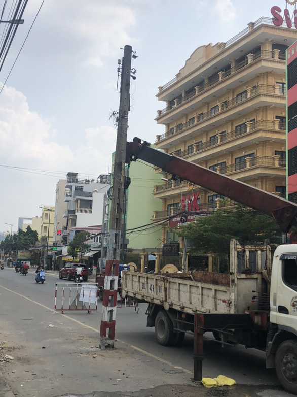 Tháo dỡ xong 62 trụ điện nằm giữa đường Tô Hiệu, quận Tân Phú - Ảnh 1.