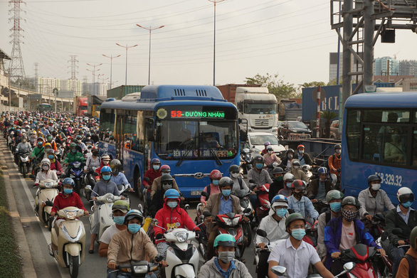 Ùn ứ giao thông trong ngày đầu thu phí ở trạm BOT xa lộ Hà Nội - Ảnh 4.