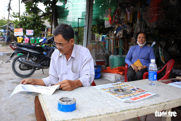 Bà ngoại Hai cầm bảng canh xe cho học trò qua đường an toàn - Ảnh 6.