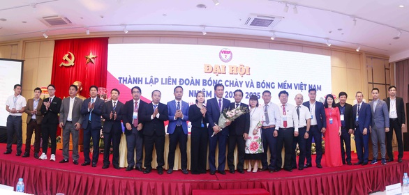 Ông Trần Đức Phấn được bầu làm chủ tịch Liên đoàn Bóng chày và bóng mềm Việt Nam - Ảnh 1. Ông Trần Đức Phấn được bầu làm chủ tịch Liên đoàn Bóng chày và bóng mềm Việt Nam - Ảnh 1.