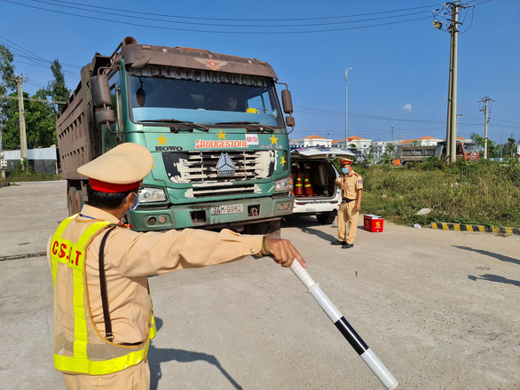 Xe dẵm, xe tai, xe tông là xe gì mà khiến người đi đường khiếp hồn, bạt vía?  - Ảnh 1.