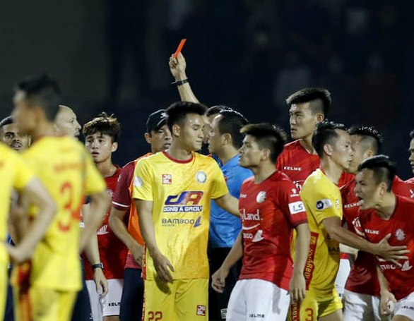 Ai là vua nhận thẻ ở V-League 2021? - Ảnh 1. Ai là vua nhận thẻ ở V-League 2021? - Ảnh 1.