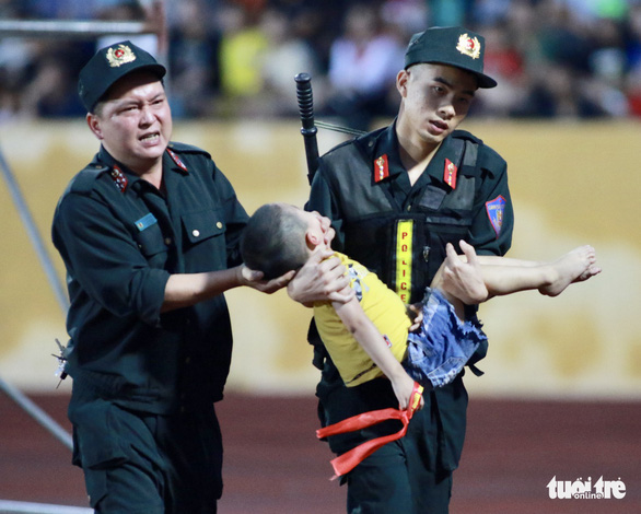 Hiểm họa nuốt lưỡi do va chạm trong bóng đá: Sơ cứu đúng có thể cứu được nạn nhân - Ảnh 2.