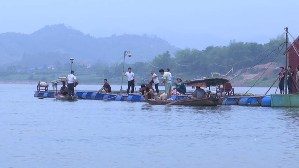 9 học sinh rủ nhau tắm sông Đà, 2 em đuối nước mất tích - Ảnh 1.