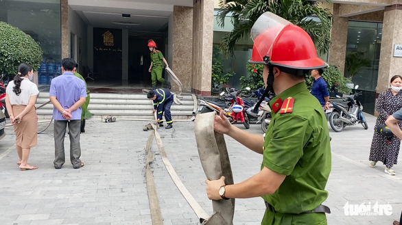 Cháy căn hộ chung cư, phụ huynh hốt hoảng ôm con bỏ chạy - Ảnh 3.