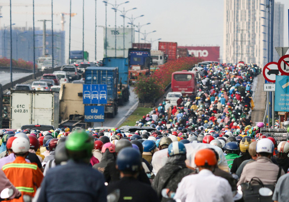 Mưa nhẹ sáng, xe ùn ứ nhích từng chút một trên khắp các đường Sài Gòn - Ảnh 2.