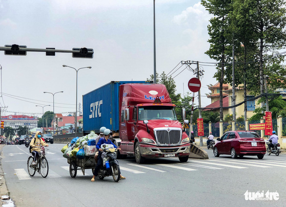 Nơm nớp lo khi qua đường vì đèn giao thông mất tín hiệu - Ảnh 2.