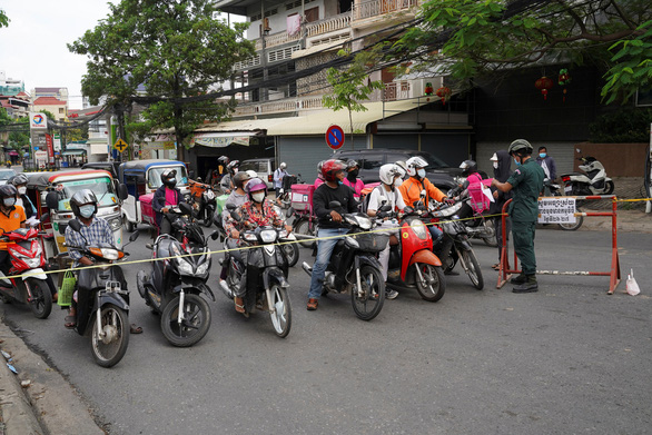 Thủ đô Phnom Penh trước nguy cơ phong tỏa dài hạn - Ảnh 4.