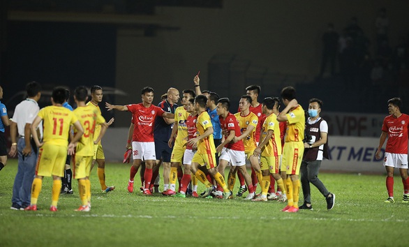 Vì sao trọng tài V-League sợ rút thẻ phạt? - Ảnh 1. Vì sao trọng tài V-League sợ rút thẻ phạt? - Ảnh 1.
