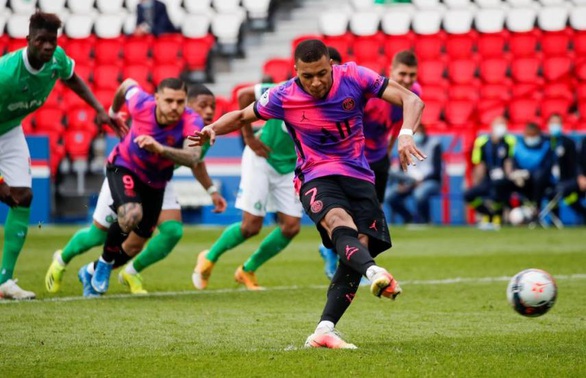 Mbappe lập cú đúp giúp PSG thắng nghẹt thở Saint-Etienne - Ảnh 3. Mbappe lập cú đúp giúp PSG thắng nghẹt thở Saint-Etienne - Ảnh 3.