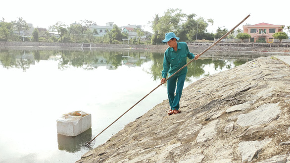 Cá chết nổi trắng lòng hồ, bốc mùi nồng nặc giữa thành phố Tam Kỳ - Ảnh 5.