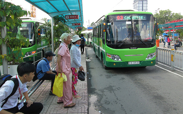 Nhường ghế khi đi xe buýt, nét văn hóa của người trẻ Sài Gòn - Ảnh 2.