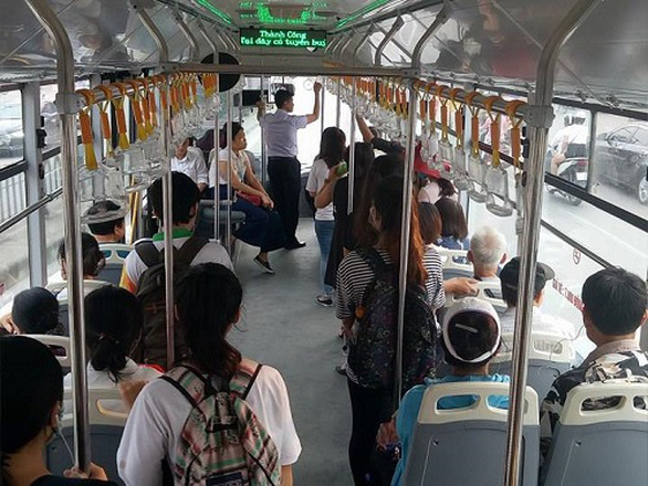 Nhường ghế khi đi xe buýt, nét văn hóa của người trẻ Sài Gòn - Ảnh 1.