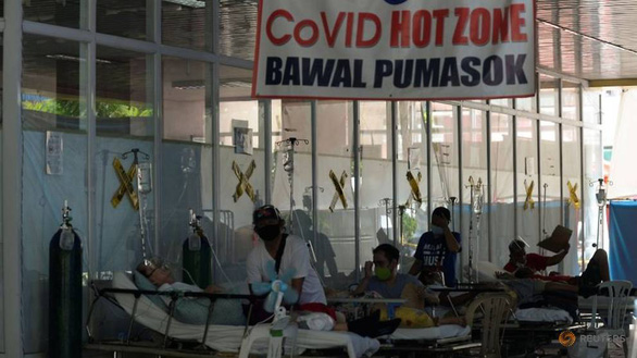 Bệnh viện Philippines căng thẳng, nhiều bệnh nhân COVID-19 không có giường - Ảnh 1.