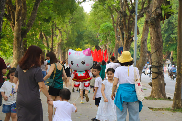 Không chỉ tới siêu thị, công viên, người dân thủ đô còn đổ tới... bảo tàng chơi lễ - Ảnh 5.