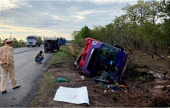 Lật xe khách trên quốc lộ 14, 30 hành khách bị thương - Ảnh 1.