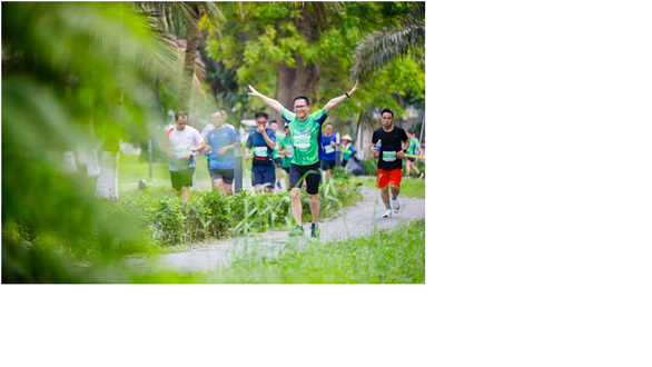 Chạy marathon trên cung đường ngập sắc xanh ở đô thị Ecopark - Ảnh 9.