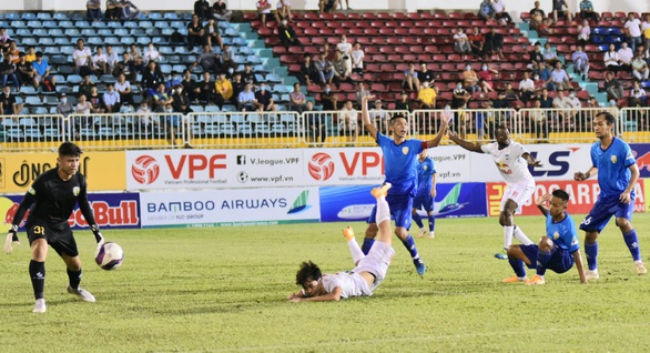 Vòng loại Cúp quốc gia 2021: Hú vía cho thầy trò HLV Kiatisak - Ảnh 1. Vòng loại Cúp quốc gia 2021: Hú vía cho thầy trò HLV Kiatisak - Ảnh 1.