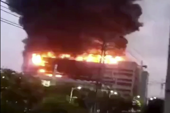 Nhà máy cung ứng cho Apple cháy suốt đêm, 8 người chết - Ảnh 1.