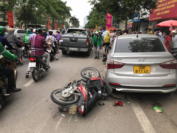 Xe bán tải lao vào 3 taxi và 2 xe máy trên phố Hà Nội, 2 người nhập viện - Ảnh 2.