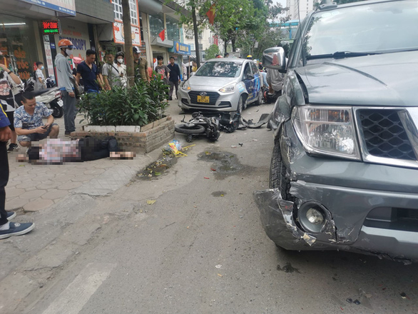 Xe bán tải lao vào 3 taxi và 2 xe máy trên phố Hà Nội, 2 người nhập viện - Ảnh 1.