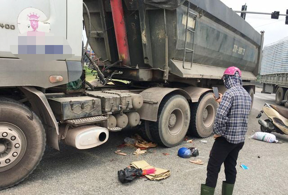 Xe tải cán chết hai mẹ con trên đường ‘tử thần’ ở Nghệ An - Ảnh 1.