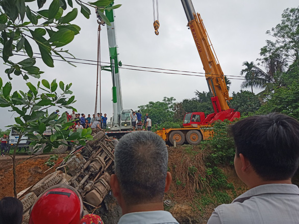 Xe bồn trộn bê tông lật ngửa xuống ao, tài xế tử vong trong cabin - Ảnh 2.