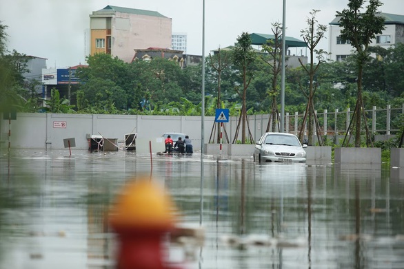 Chiều nay 28-4, Hà Nội có mưa dông, đề phòng mưa đá và gió giật mạnh - Ảnh 1.