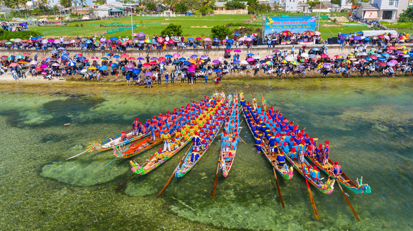 Gần 200 năm lễ hội đua thuyền Lý Sơn, hôm nay là di sản quốc gia - Ảnh 2.