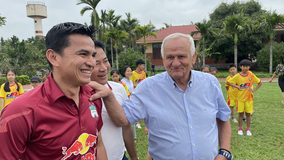 Trước giờ bóng lăn, hai đội cùng bắt tay nhau bán đấu giá áo cầu thủ làm từ thiện - Ảnh 2.