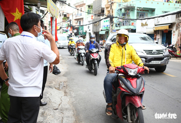 TP.HCM: Lập biên bản xử phạt 6 người không đeo khẩu trang - Ảnh 1.