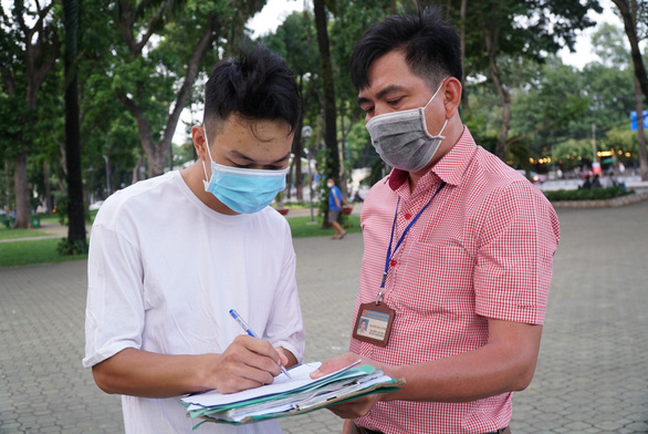 Tập thể dục không mang khẩu trang, nam sinh viên ký vào biên bản nộp phạt - Ảnh 4.