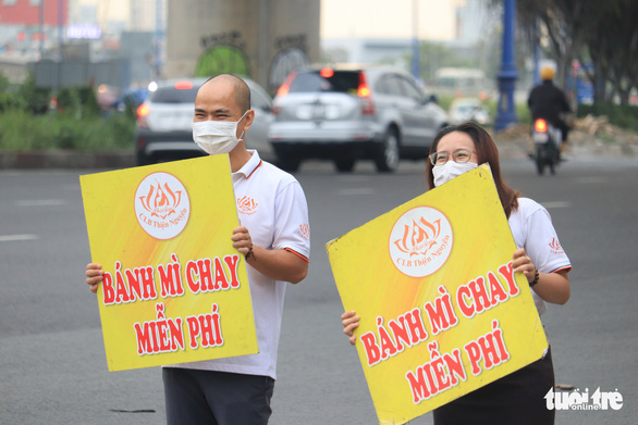 Nhún nhảy mời người khó khăn bánh mì miễn phí - Ảnh 1.