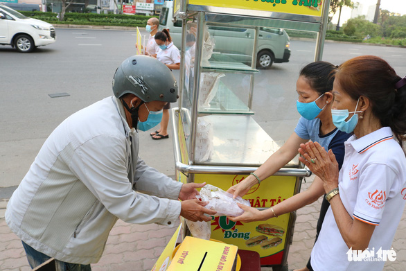 Nhún nhảy mời người khó khăn bánh mì miễn phí - Ảnh 5.