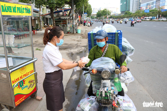 Nhún nhảy mời người khó khăn bánh mì miễn phí - Ảnh 3.