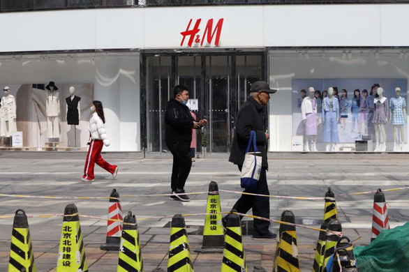 Trung Quốc tấn công dồn dập nhà bán lẻ quần áo thời trang H&M - Ảnh 1.