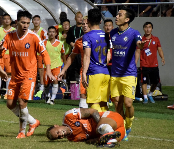 Vòng 7 V-League 2021: Hình ảnh xấu lại tiếp diễn - Ảnh 3. Vòng 7 V-League 2021: Hình ảnh xấu lại tiếp diễn - Ảnh 3.