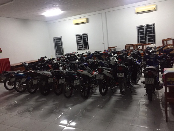 ‘Quái xế’ lại tụ tập đua xe ở cầu Cần Thơ giữa khuya - Ảnh 1. ‘Quái xế’ lại tụ tập đua xe ở cầu Cần Thơ giữa khuya - Ảnh 1.