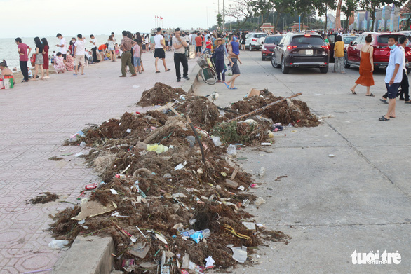 Hàng vạn người về Cửa Lò tắm biển, nhiều người quên đeo khẩu trang - Ảnh 8.