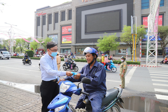 Cần Thơ đồng loạt kiểm tra, nhắc nhở người đi đường đeo khẩu trang - Ảnh 2.