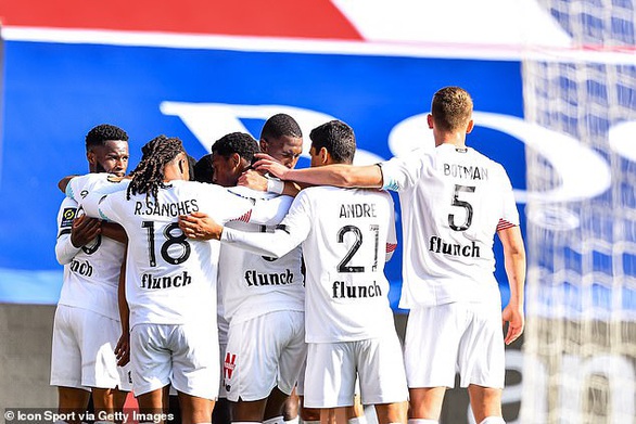 Neymar lại gây chuyện và bị thẻ đỏ, PSG thua đại kình địch Lille - Ảnh 2. Neymar lại gây chuyện và bị thẻ đỏ, PSG thua đại kình địch Lille - Ảnh 2.