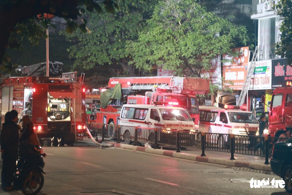 Hà Nội: Cháy cửa hàng bán đồ sơ sinh giữa đêm, nghi nhiều người mắc kẹt - Ảnh 4.