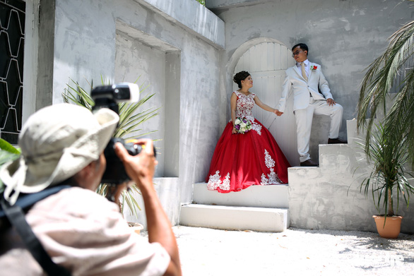 Follow the footsteps of a group of wedding photographers priced at 0 VND - Photo 1.