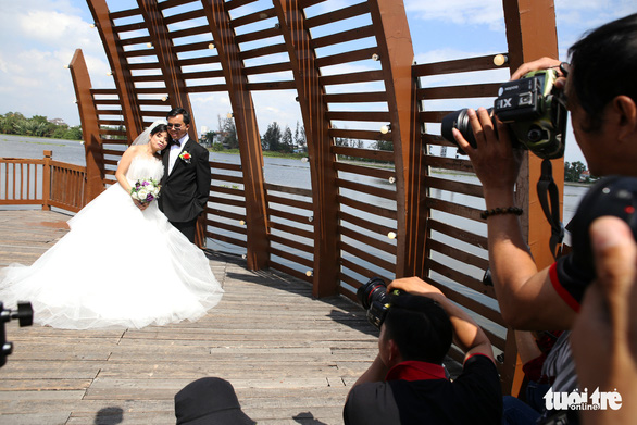 Follow in the footsteps of a group of wedding photographers priced at 0 VND - Photo 6.