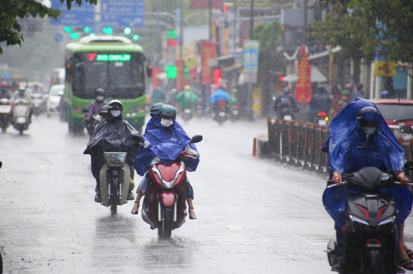 Mưa trái mùa giảm, miền Nam nắng nóng trở lại - Ảnh 1.