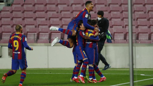 Bàn thắng phút 90 giúp Barca bám sát Atletico Madrid - Ảnh 1. Bàn thắng phút 90 giúp Barca bám sát Atletico Madrid - Ảnh 1.