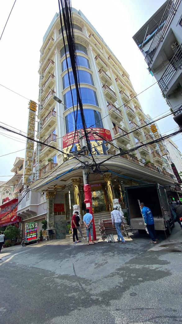 Cưỡng chế tháo dỡ các công trình sai phép tại quận 10 - Ảnh 4. Cưỡng chế tháo dỡ các công trình sai phép tại quận 10 - Ảnh 4.