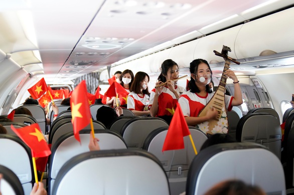 Tự hào tàu bay mang màu cờ Tổ quốc đi muôn nơi - Ảnh 2. Tự hào tàu bay mang màu cờ Tổ quốc đi muôn nơi - Ảnh 2.