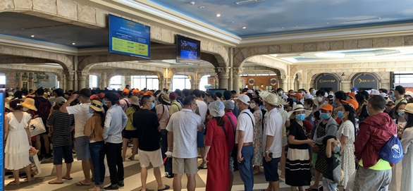 Hơn 50.000 người đến Phú Quốc trong một ngày, các điểm vui chơi chật kín khách - Ảnh 1. Hơn 50.000 người đến Phú Quốc trong một ngày, các điểm vui chơi chật kín khách - Ảnh 1.