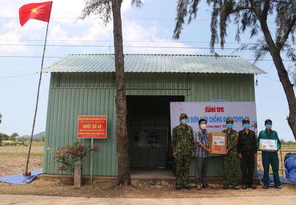 Cùng biên giới chống dịch COVID-19: Mang tấm lòng bạn đọc Tuổi Trẻ tới Hà Tiên - Ảnh 2.